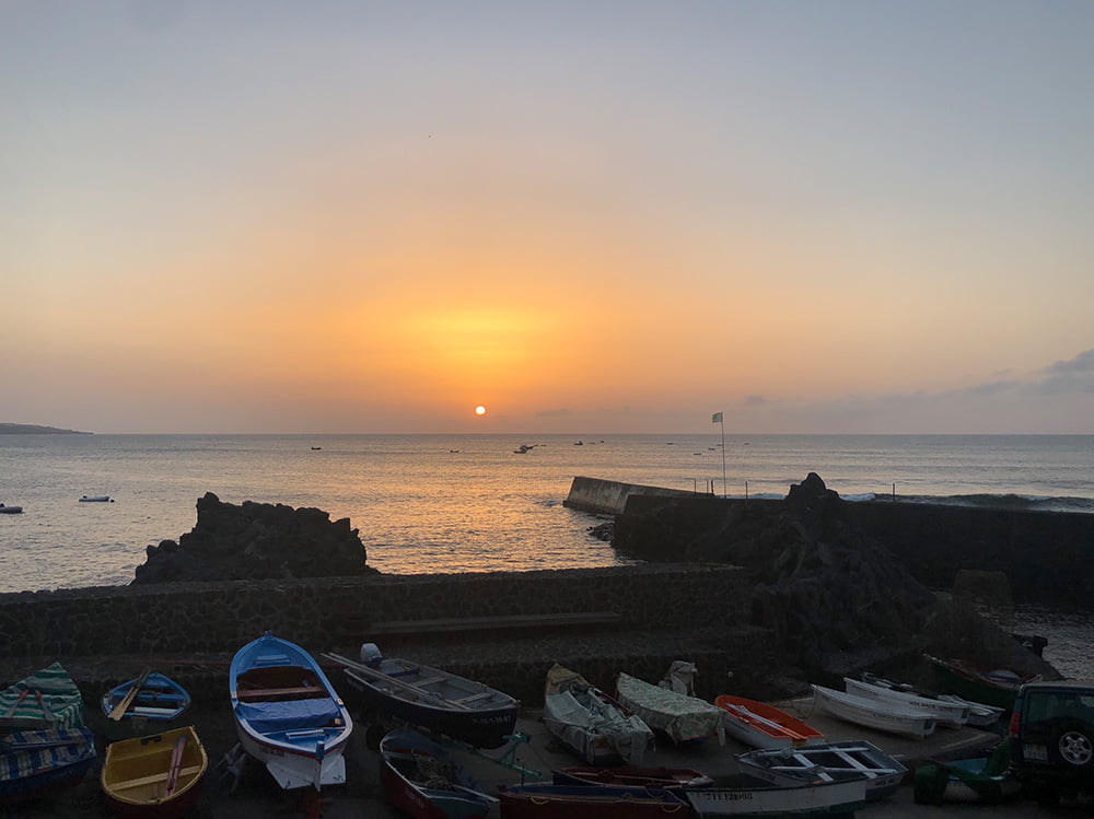 Küstenort Punta del Hidalgo im Norden von Teneriffa Hafen Sonnenuntergang