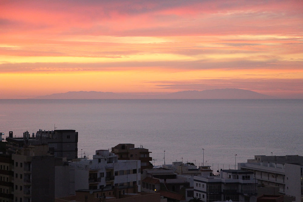 Küstenort Punta del Hidalgo im Norden von Teneriffa La Palma Sonnenuntergang