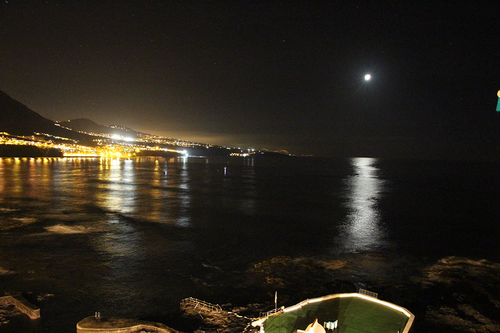Küstenort Punta del Hidalgo im Norden von Teneriffa Nacht Mond Canary Vibes