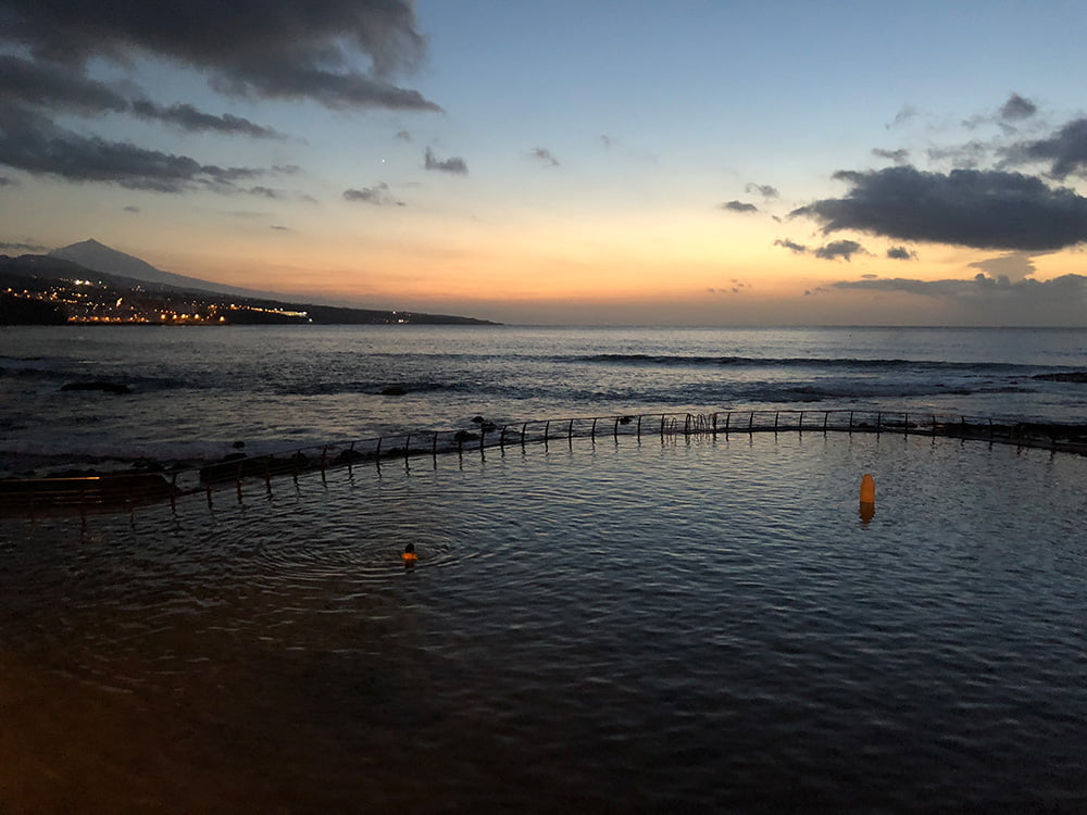 Küstenort Punta del Hidalgo im Norden von Teneriffa Naturschwimmbecken