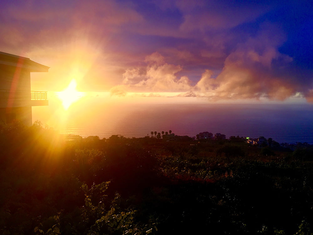 Küstenort Punta del Hidalgo im Norden von Teneriffa Sonnenuntergang Canary Vibes