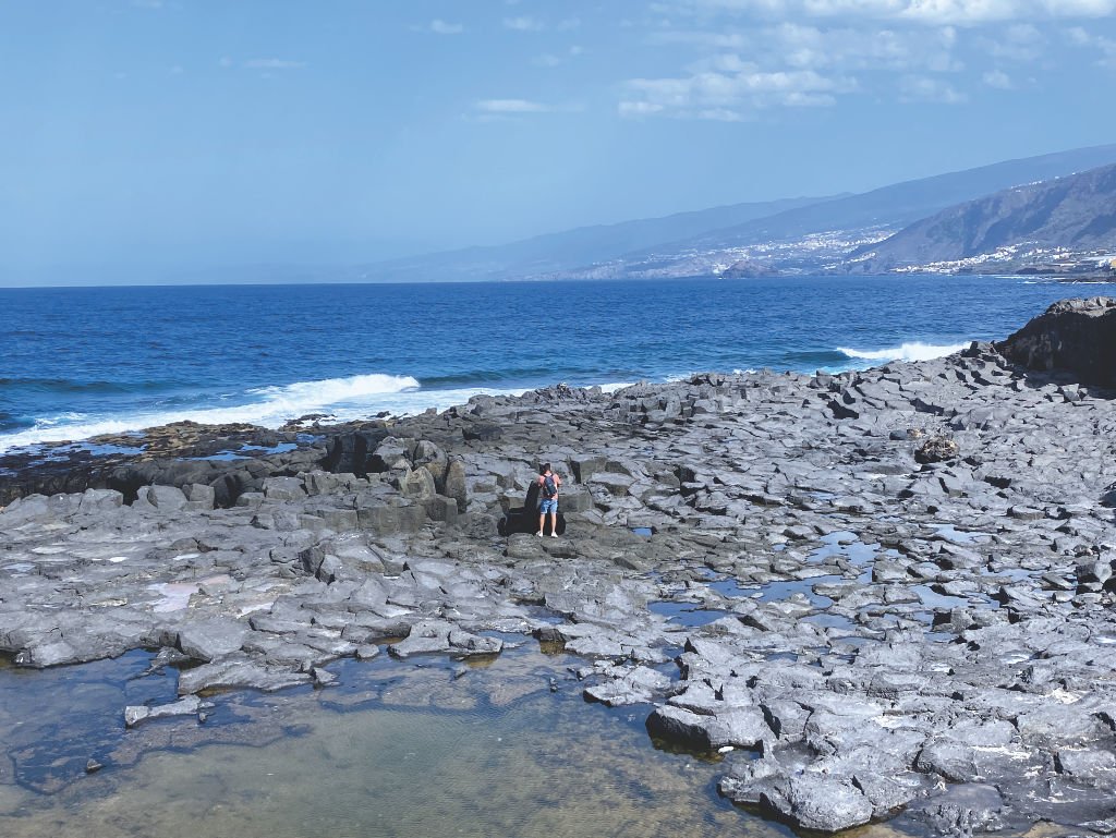 Basaltsteine in der Küste von Los Silos