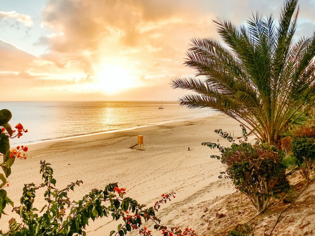 Der Strand von Morro Jable auf Fuerteventura bei Sonnenuntergang