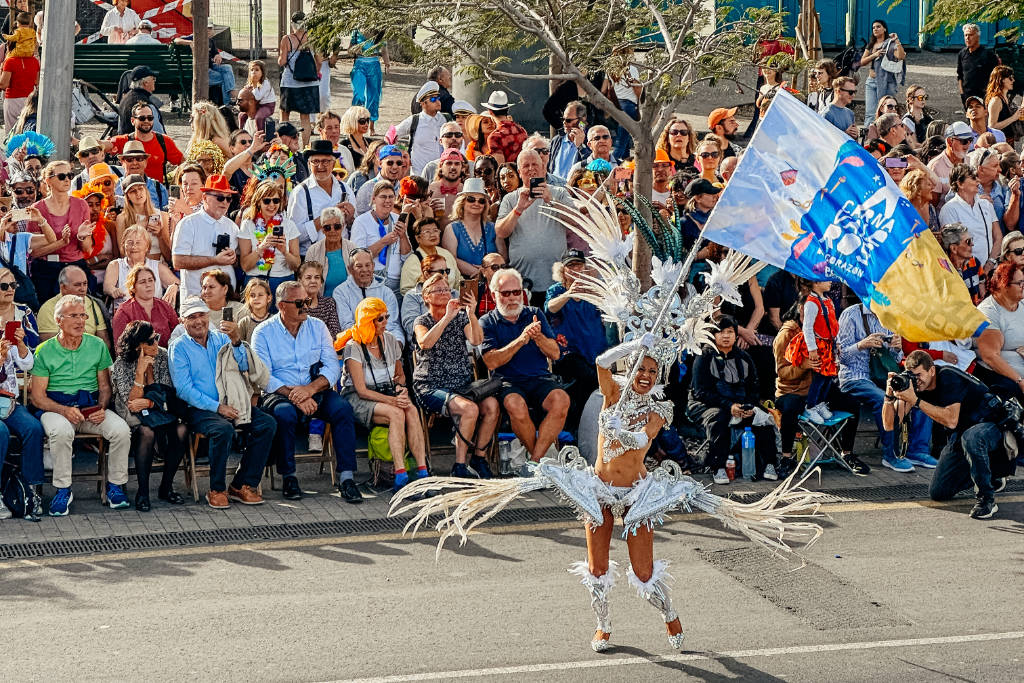 Frau schwenkt eine Flagge der Kanaren im Karneval von Santa Cruz de Tenerife