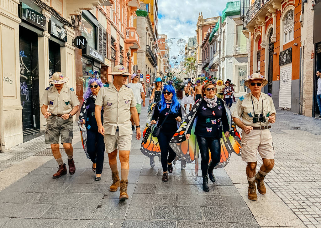Gruppe von Menschen sind als Schmetterlinge und als Schmeterligs-Sammler im Karneval von Santa Cruz de Tenerife verkleidet.