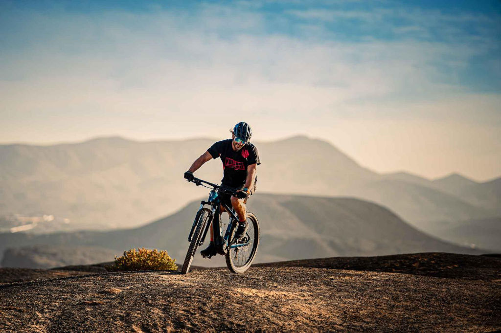 Mann fährt mit einen Mountainbike auf Fuerteventura