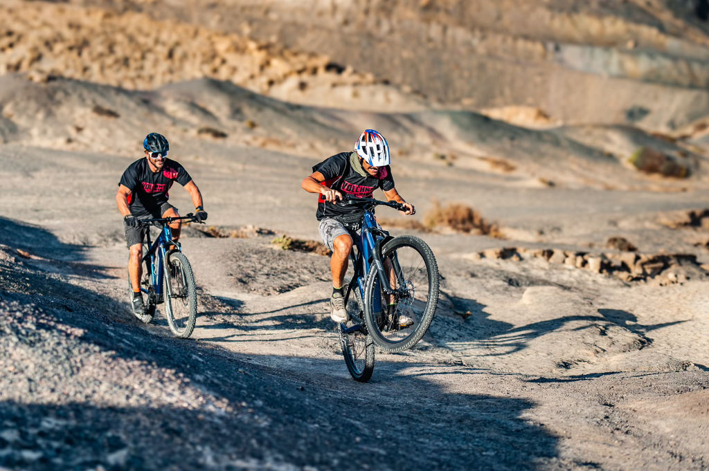 Zwei Männer fahren mit Mountainbikes auf Fuerteventura