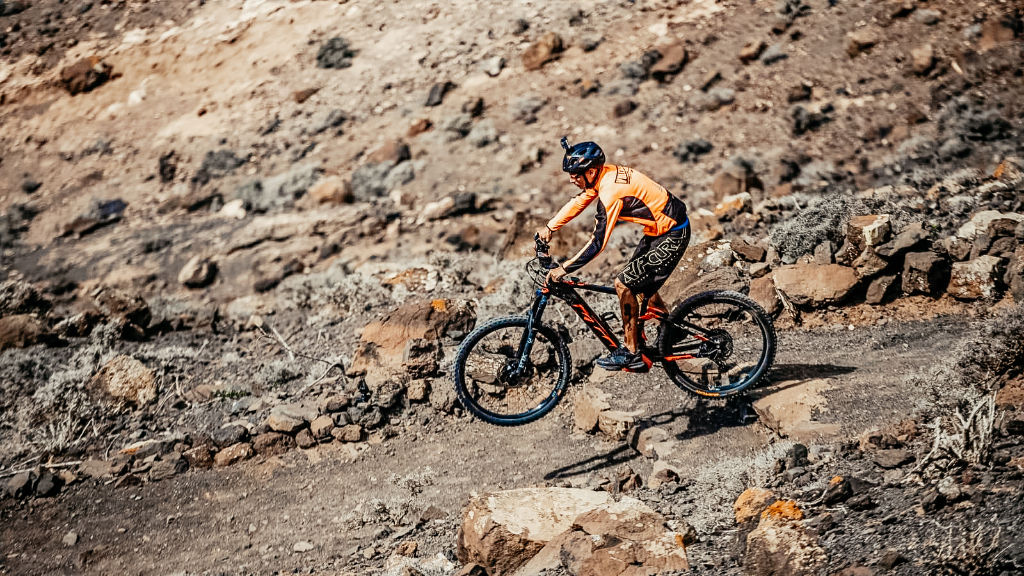 Mann fährt mit einen Mountainbike auf Fuerteventura