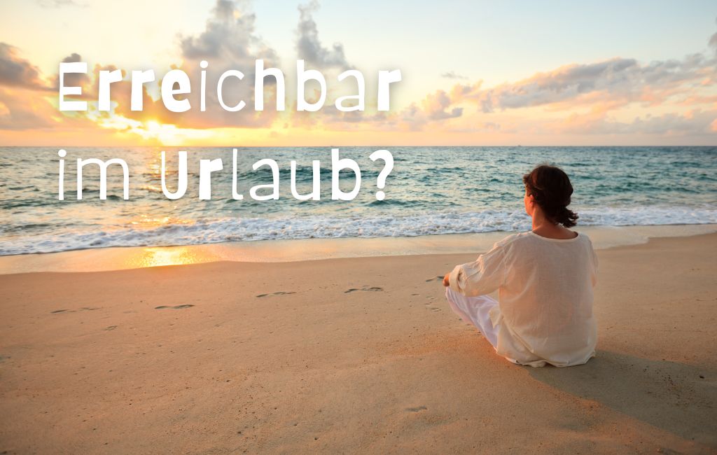 Eine Frau sitzt am Strand und beobachtet den Sonnenuntergang